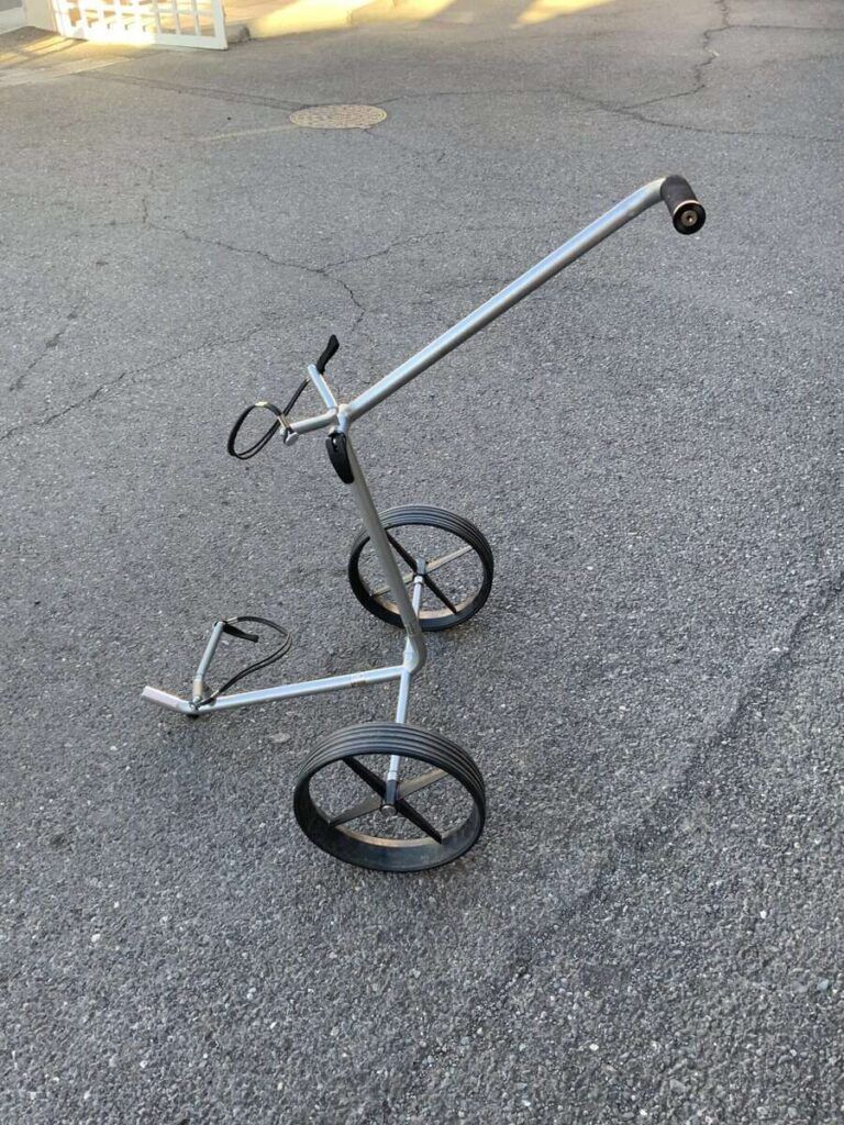 Robustes graues Scooter-Rad auf Asphalt, ideal für urbane Fortbewegung, leicht zu transportieren und perfekt für die Nutzung auf den Kanaren, schnelle Mobilitätslösung, günstiges Angebot.