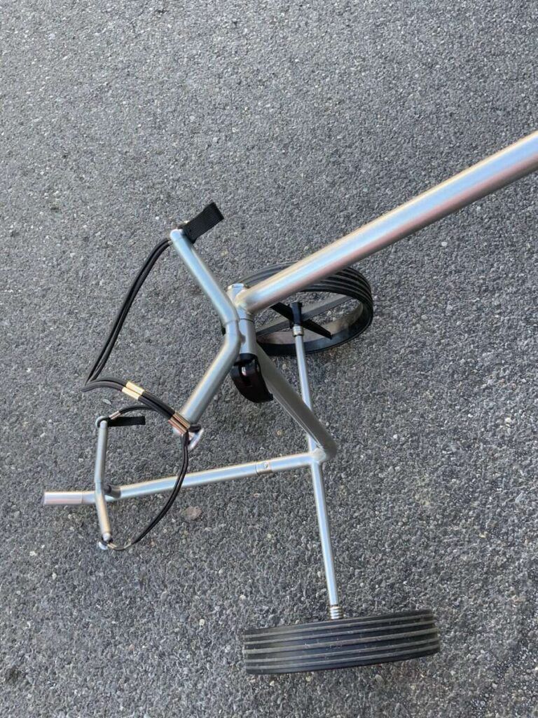 Metallsuchgerät für Schatzsuche, Metalldetektor auf asphaltierter Oberfläche.