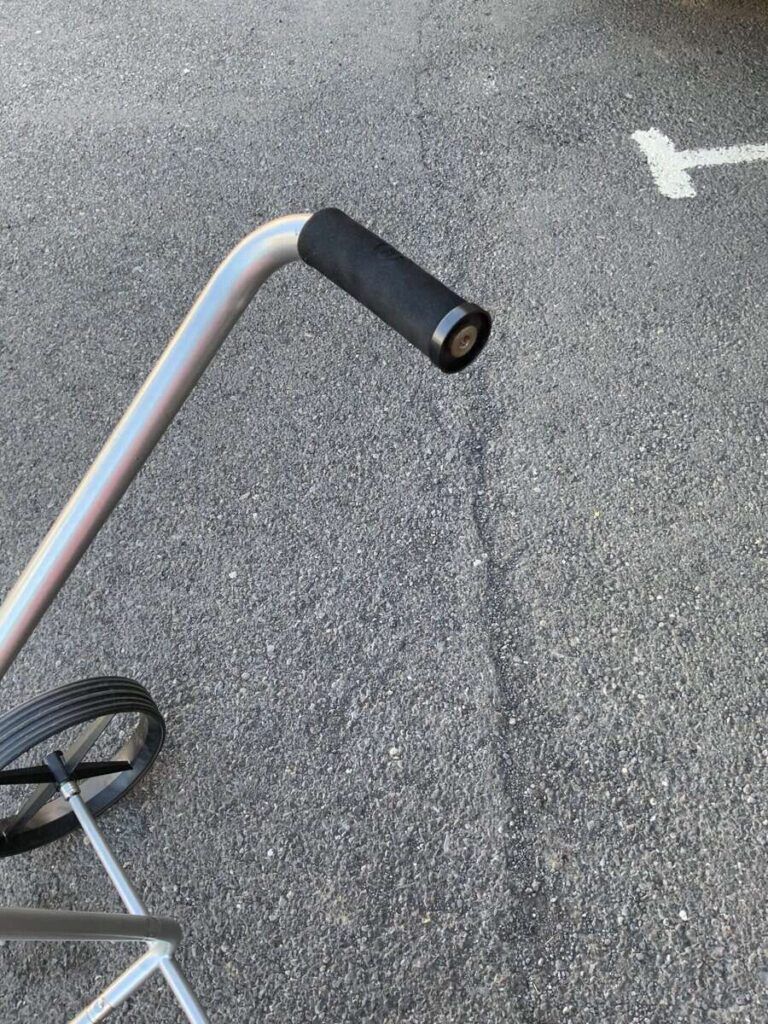 Gepflegte Rollator mit schwarzen Griffen auf Asphalt, ideal für Senioren, Menschen mit Mobilitätshilfen, leichtes, sicheres Gehen.