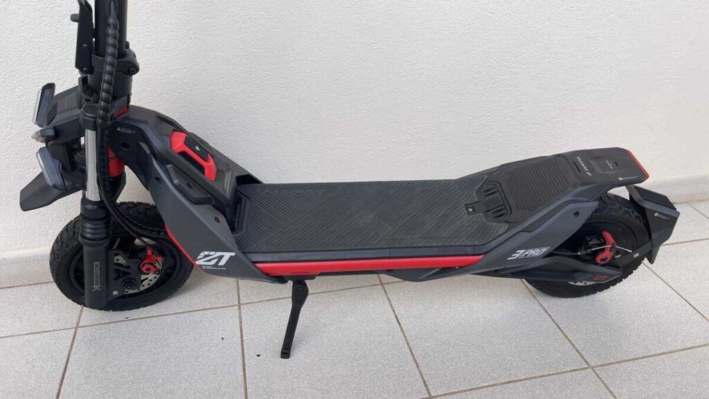 E-Scooter auf Fliesenboden, modern und umweltfreundliches Elektromobil, ideal für den Stadtverkehr, schwarz mit rotem Akzent, langlebiges Design, zuverlässiges Elektrofahrzeug für die Kanaren.