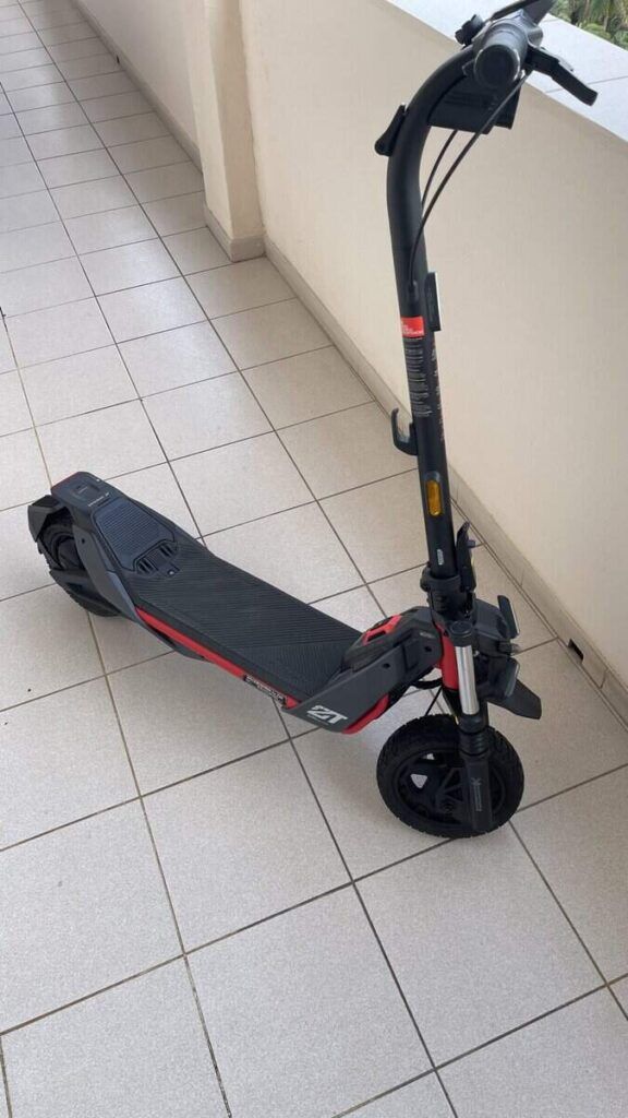 1. E-Scooter auf Balkon-Terrasse, ideal für umweltfreundliche Mobilität auf den Kanaren.